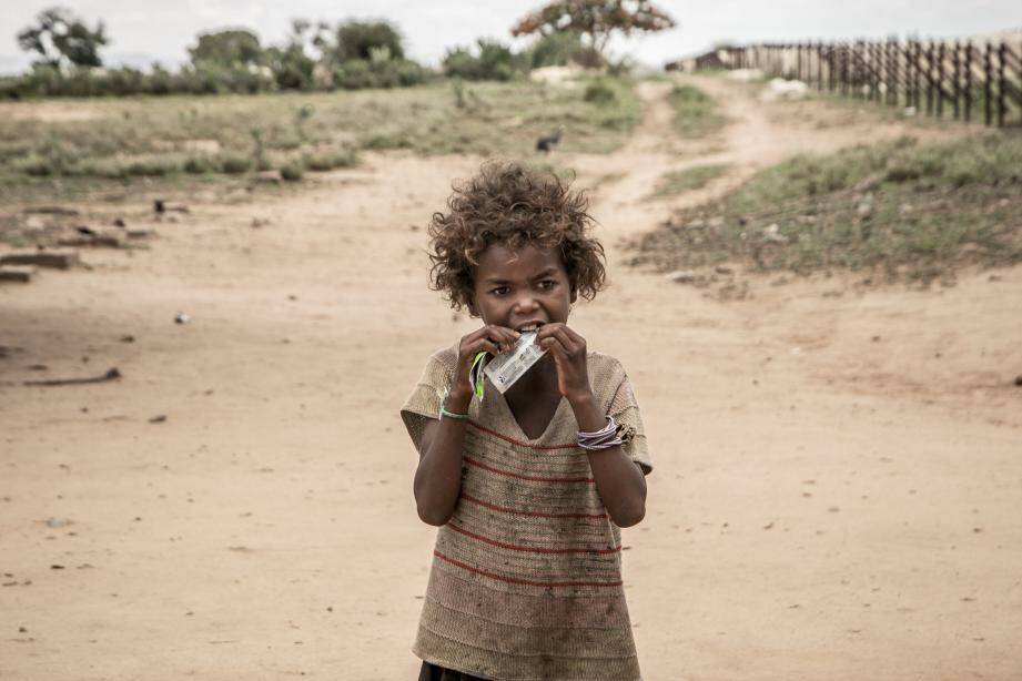 Petite fille malgache qui se nourrit d'argile blanche. La famine conséquence du réchauffement climatique