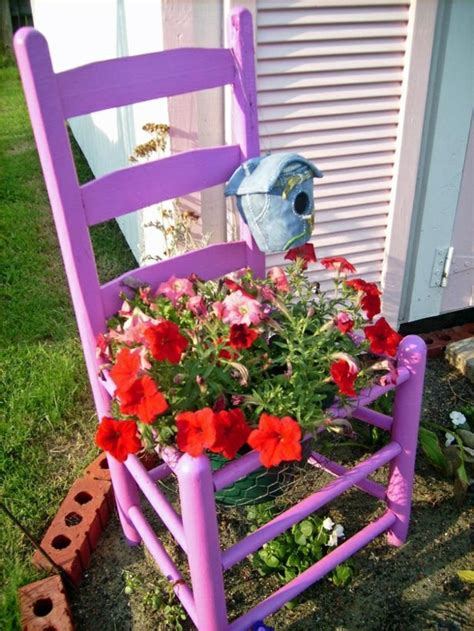 Image d'une chaise repeinte avec un pot de fleur à l'intérieur.