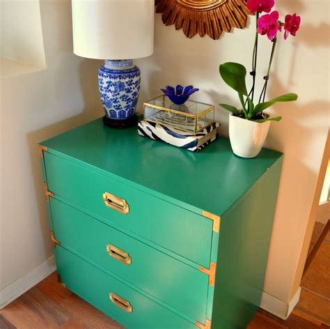 Image d'un meuble repeint en bleu avec des bordures repeintes en doré. 