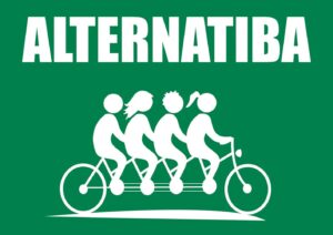 Logo association alternatiba - 4 silhouettes blanches sur un même vélo blanc sur un fond vert
