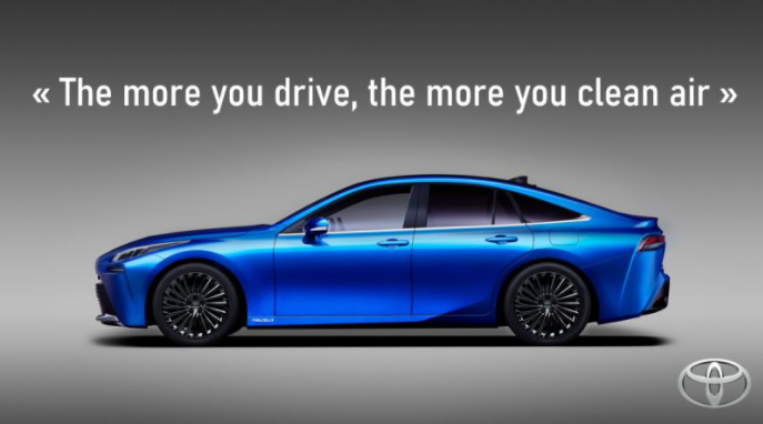 Il s'agit d'une voiture bleue à hydrogène fabriqué par l'entreprise Toyota. Nous pouvons lire "Plus vous roulez, plus vous purifiez l'air"