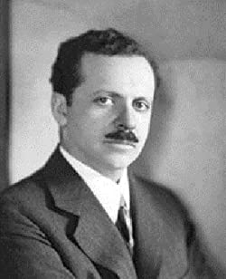 Il s'agit du portrait d'Edward Bernays. Il porte un costume et une crave. Cette homme à écrit l'ouvrage Propaganda