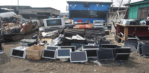 Beaucoup d'ordinateurs et appareils cassés high-tech par terre dans un site de décharge