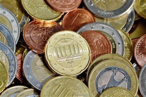 Beaucoup de pièces indiquant le prix prétendu de la consommation responsable