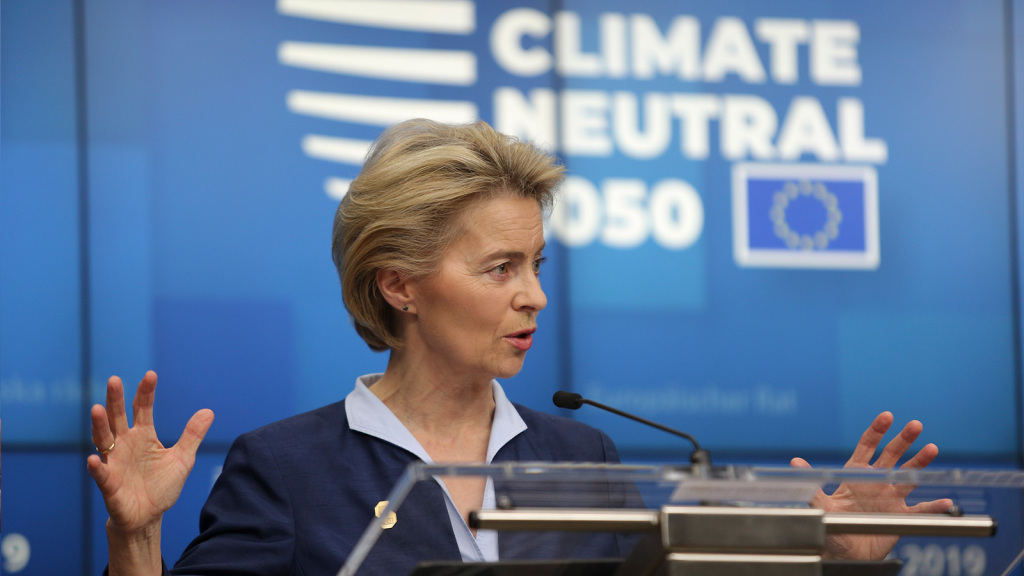 La présentation du Green Deal par la présidente de la commission européenne. En arrière plan, on peut voir l'objectif de neutralité carbone affiché.