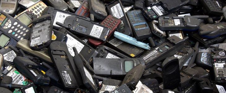Un grand tas de smartphones obsolètes cassés
