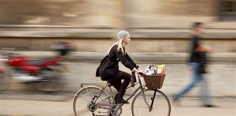 Une femme nette roulant à vèlo, un mode de transport low-tech, le fond de l'image est flou