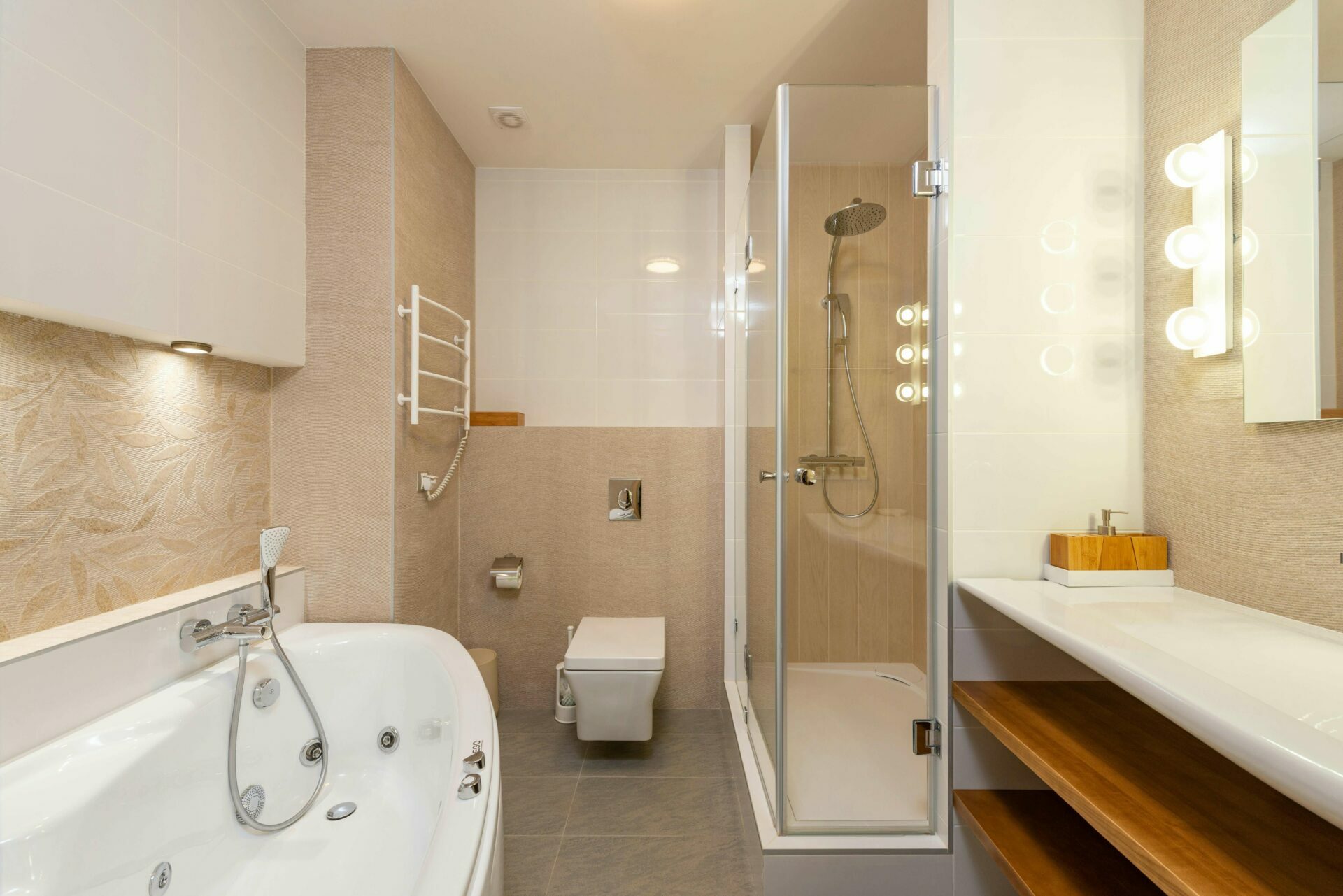 installation d'un tapis de douche antideÌrapant