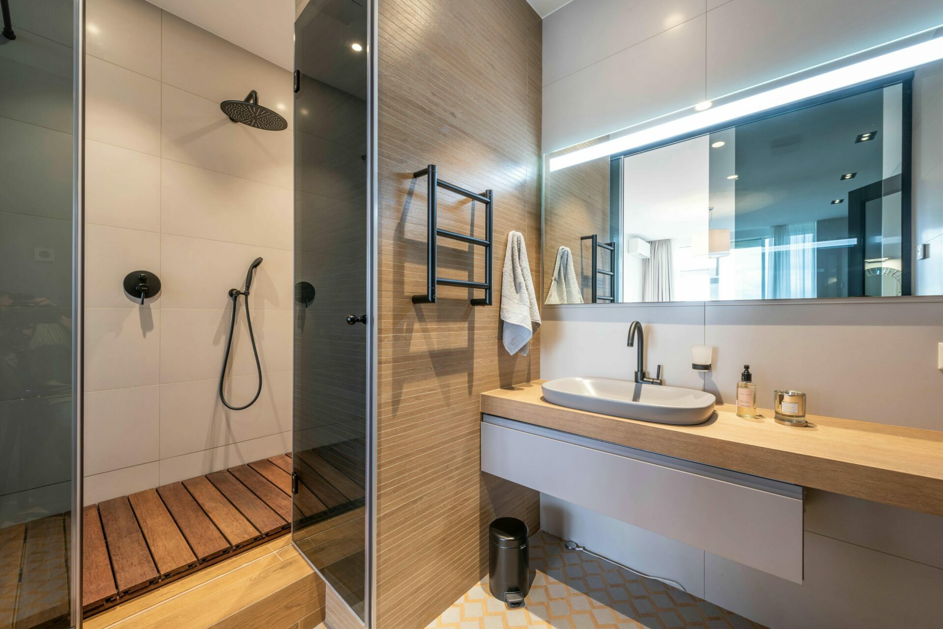 tapis de bain moderne bois avec tapis diatomite