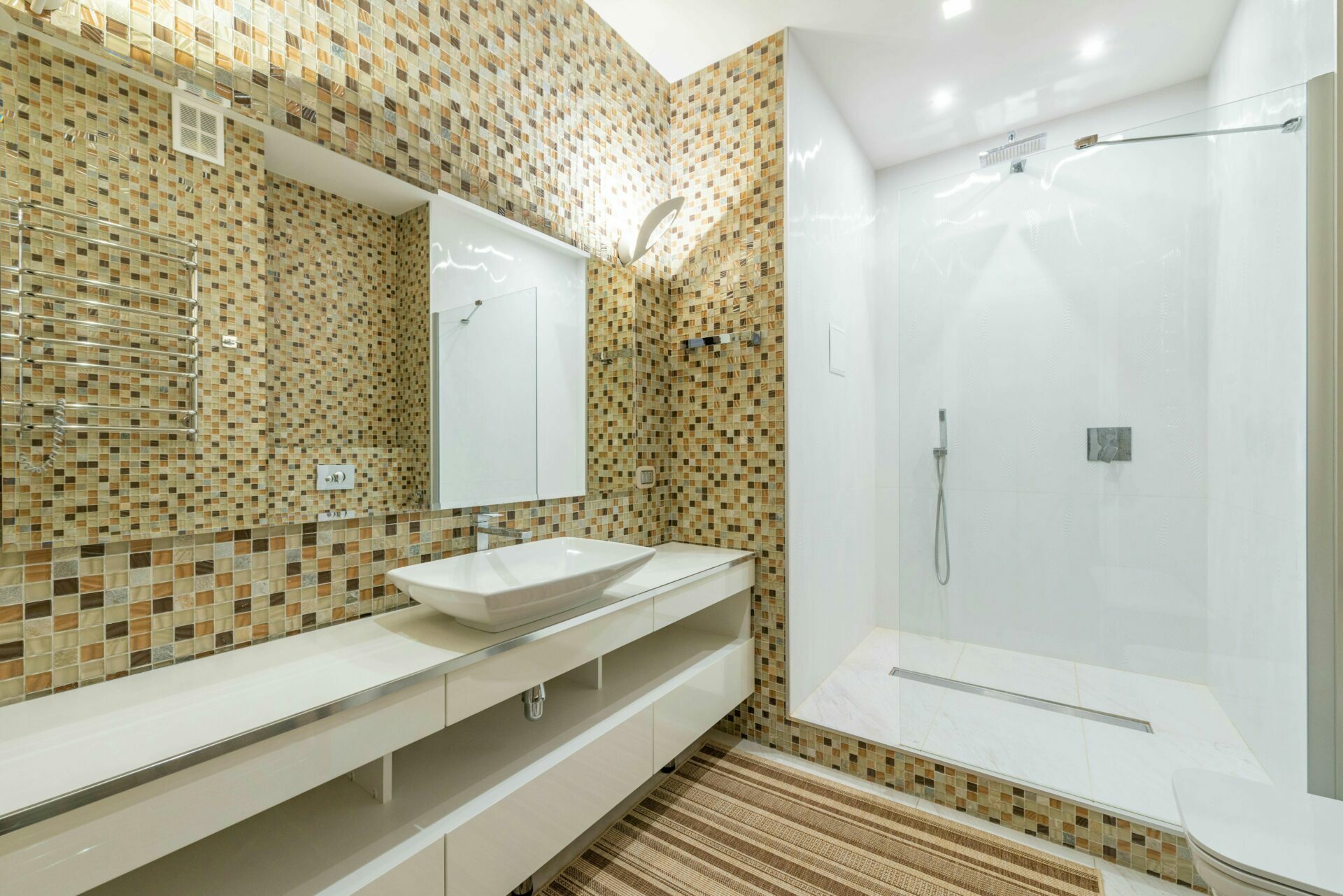 tapis de bain antideÌrapant poseÌ devant douche italienne