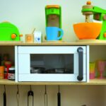 Micro-ondes dans une cuisine moderne, pour illustrer un avis Cosylife et les gestes de nettoyage.
