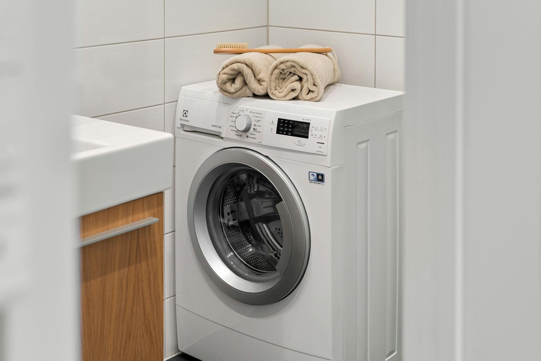 Lave-linge blanc dans un espace buanderie propre