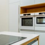 Four encastrable moderne dans une cuisine claire