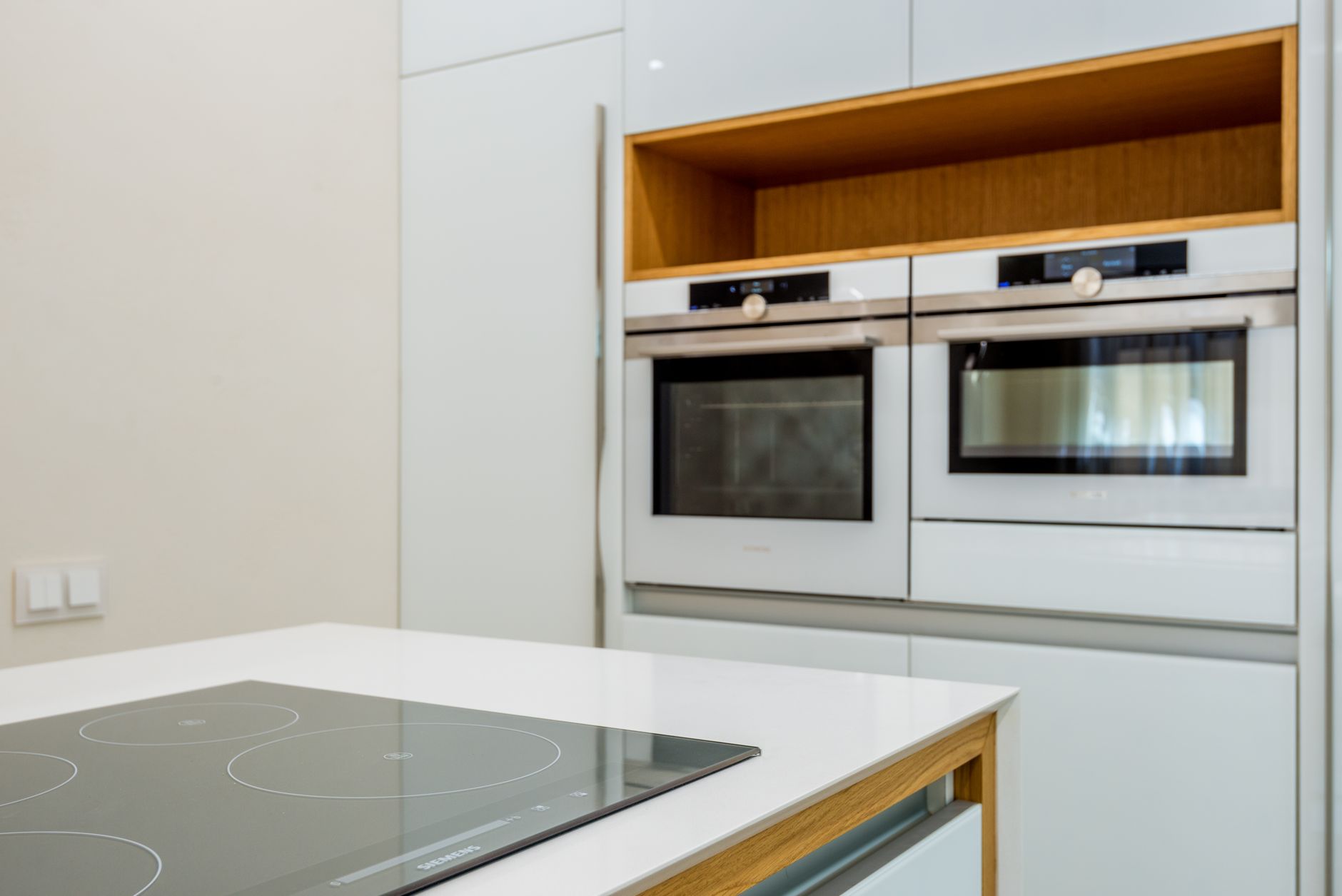Four encastrable moderne dans une cuisine claire