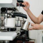 Cafetière dans une cuisine, illustration nettoyage et détartrage Cosylife