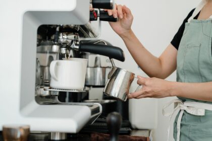 Cafetière dans une cuisine, illustration nettoyage et détartrage Cosylife