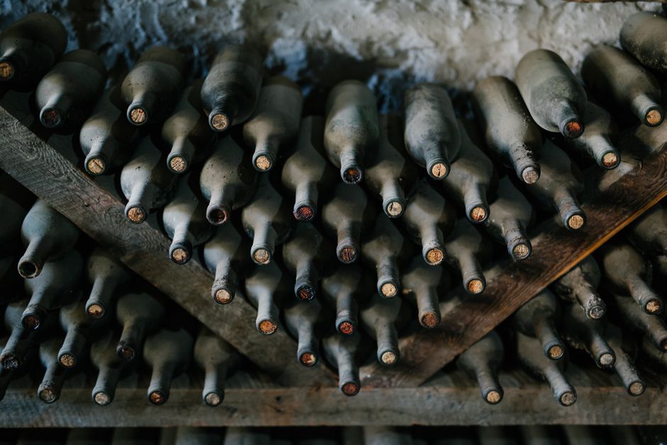 Bouteilles dans une cave à vin, pour illustrer un avis sur une cave à vin Valberg