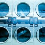 Lave-linge dans une buanderie, dépannage erreur E10 Aya
