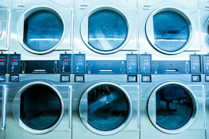 Lave-linge dans une buanderie, dépannage erreur E10 Aya