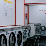 Lave-linge dans une buanderie, dépannage erreur E03 Bellavita