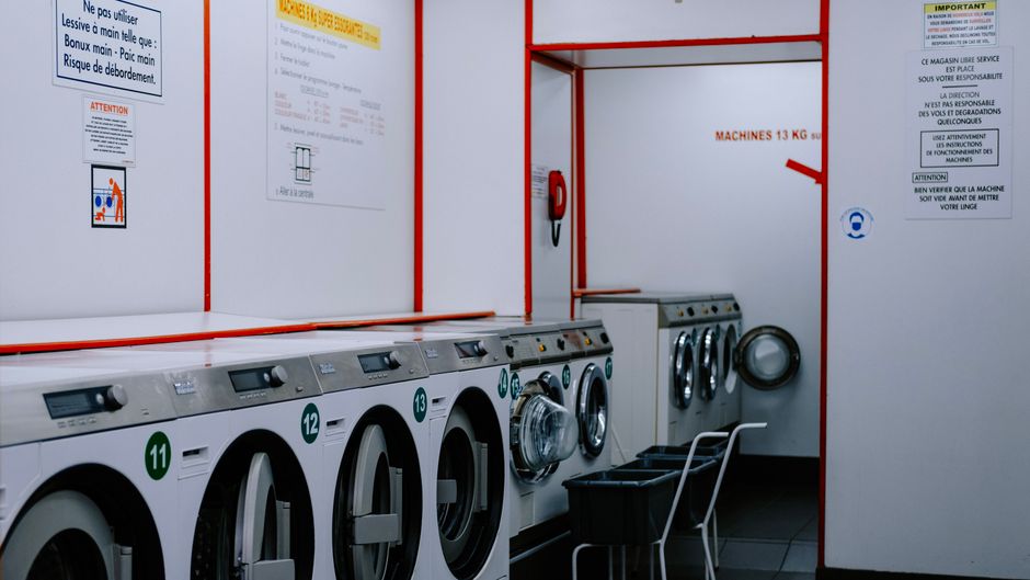 Lave-linge dans une buanderie, dépannage erreur E03 Bellavita