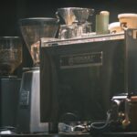 Machine à café dans une cuisine, illustration pour un guide High One
