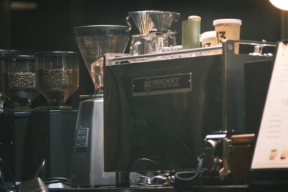 Machine à café dans une cuisine, illustration pour un guide High One