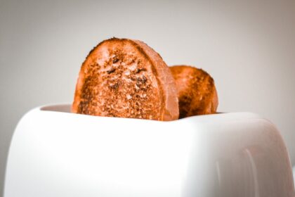 Mini four posé dans une cuisine, illustration pour un avis Cosylife Electro Dépôt