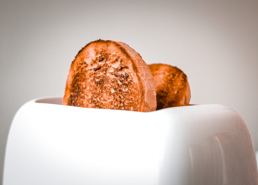Mini four posé dans une cuisine, illustration pour un avis Cosylife Electro Dépôt