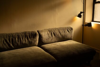 Nettoyage de tissu et canapé avec un appareil détacheur - photo Pexels