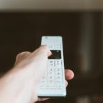 Télécommande TV sur un canapé, pour illustrer un dépannage Valberg