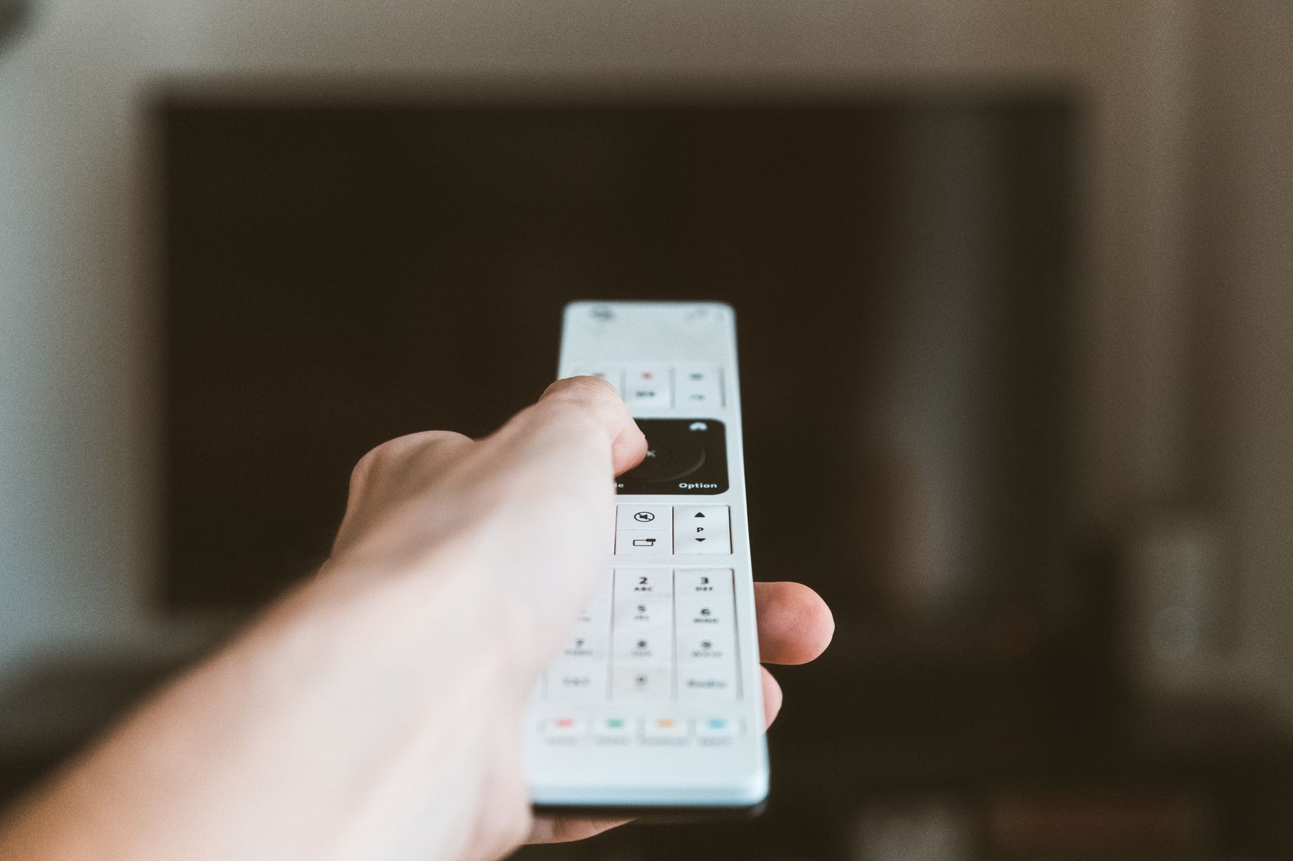 Télévision et télécommande pour réglage TNT sur TV Edenwood