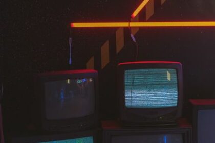 Téléviseur dans un salon, avis TV Edenwood 32 pouces