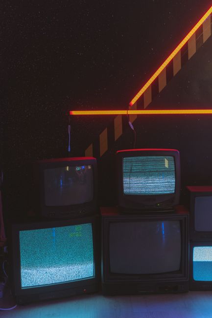 Téléviseur dans un salon, avis TV Edenwood 32 pouces