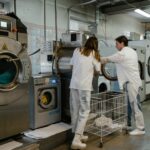 Panier de linge et lave-linge, illustration dépannage hublot bloqué