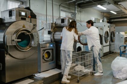 Panier de linge et lave-linge, illustration dépannage hublot bloqué