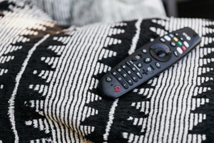 Télécommande de télévision posée près d’un écran, pour illustrer un dépannage TV High One