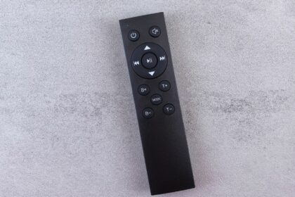 Télécommande et télévision pour vérifier le son d’une TV Edenwood