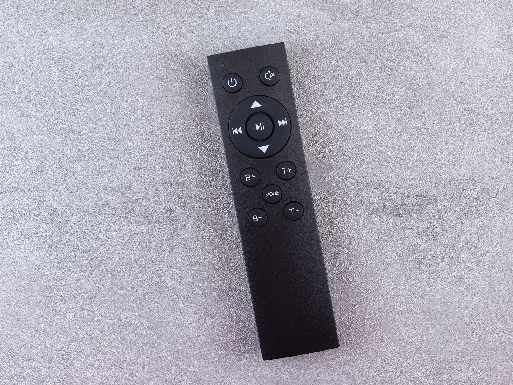 Télécommande et télévision pour vérifier le son d’une TV Edenwood