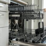Lave-vaisselle en cuisine, illustration pour un code erreur E1 Valberg