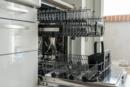 Lave-vaisselle en cuisine, illustration pour un code erreur E1 Valberg