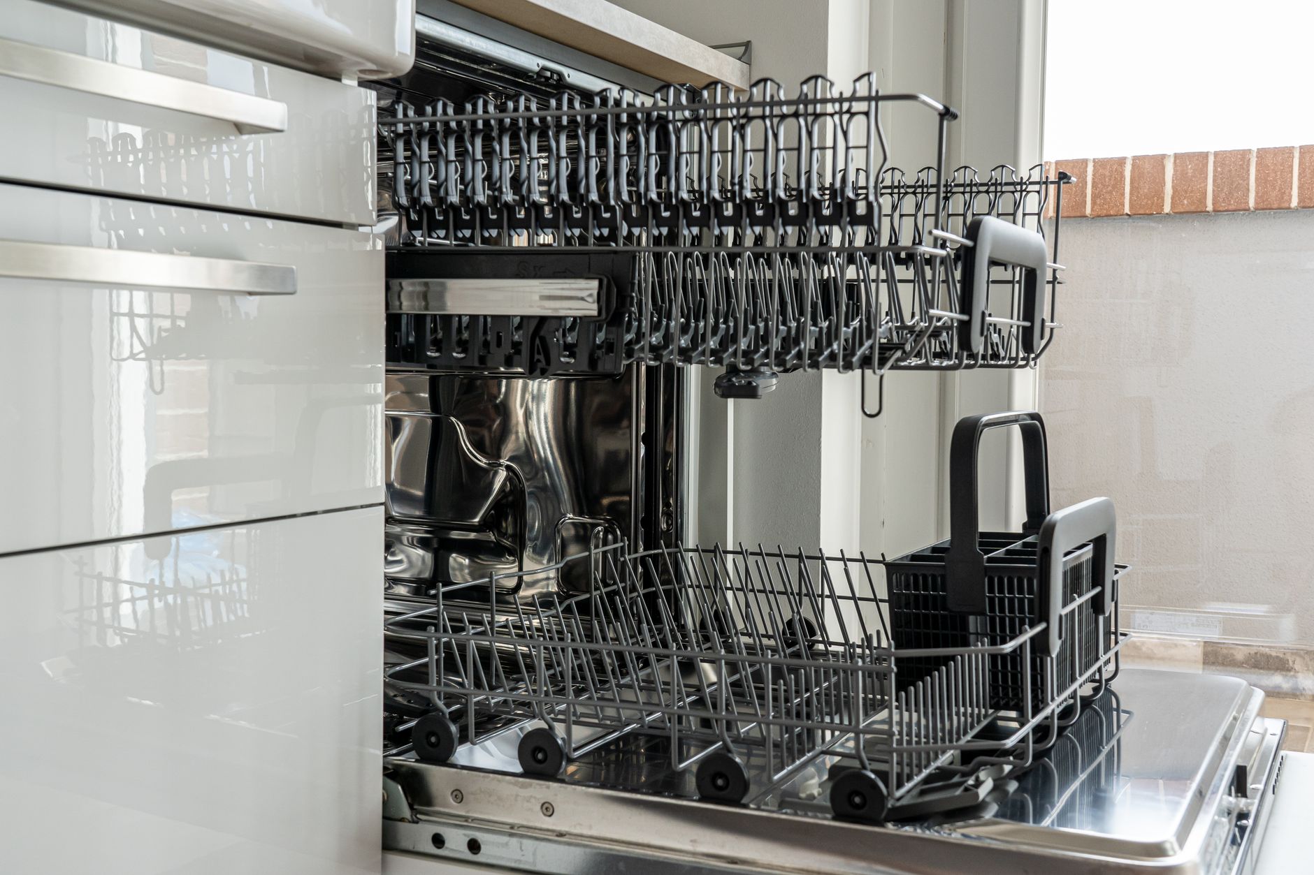 Lave-vaisselle en cuisine, illustration pour un code erreur E1 Valberg