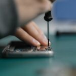Réparation d’un appareil électronique avec un tournevis