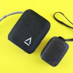 Deux enceintes Bluetooth noires, illustration pour le dépannage d’une enceinte Edenwood qui grésille