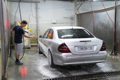 Lave-linge dans une buanderie, illustration pour une erreur E21 de vidange sur machine Aya