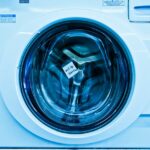Lave-linge et entretien du filtre, illustration pour un guide Valberg. Photo ID: 4700389. Photographe: Ekaterina Belinskaya. URL: https://www.pexels.com/fr-fr/photo/machine-a-laver-blanche-a-chargement-frontal-4700389/