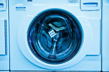 Lave-linge et entretien du filtre, illustration pour un guide Valberg. Photo ID: 4700389. Photographe: Ekaterina Belinskaya. URL: https://www.pexels.com/fr-fr/photo/machine-a-laver-blanche-a-chargement-frontal-4700389/