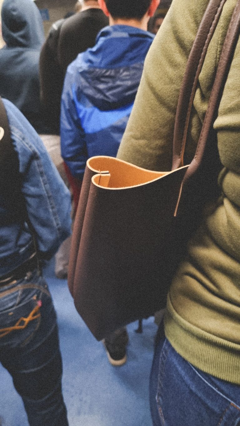 Pickpockets en ville et en voyage : comment protéger ses affaires au quotidien