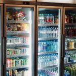 Réfrigérateur dans une cuisine — contrôle du joint de porte