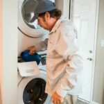 Lessive versée dans un lave-linge, illustration pour un guide de dépannage